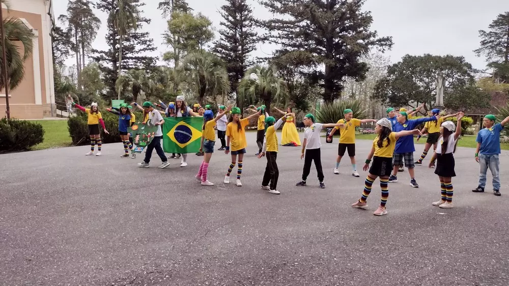 Alunos da escola Mathias Augusto Bohn fazem apresentação na Prefeitura de Rio Negro